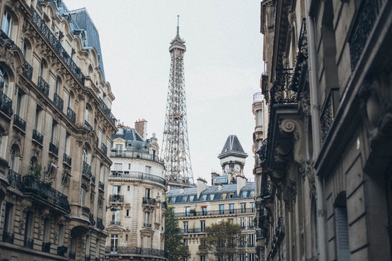 Immeubles à Paris avec la tour Eiffel derrière
